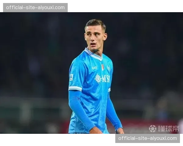 诺丁汉森林签约洛伦佐·卢卡,高空优势增强锋线 诺丁汉森林签约洛伦佐·卢卡,高空优势增强锋线