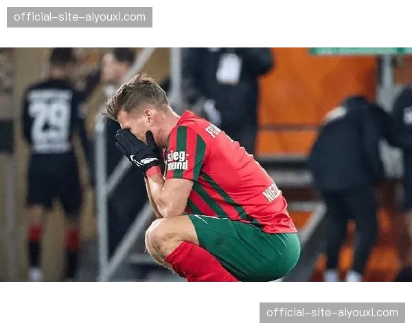 奥格斯堡50%控球率下的防守韧性 双中卫体系压缩中场空间策略 奥格斯堡50%控球率下的防守韧性 双中卫体系压缩中场空间策略