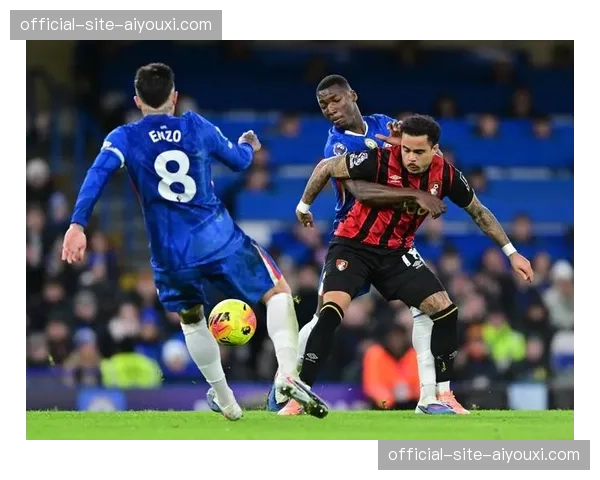 切尔西恩佐在左路展现传球视野与盘带技术，与帕尔默频繁换位